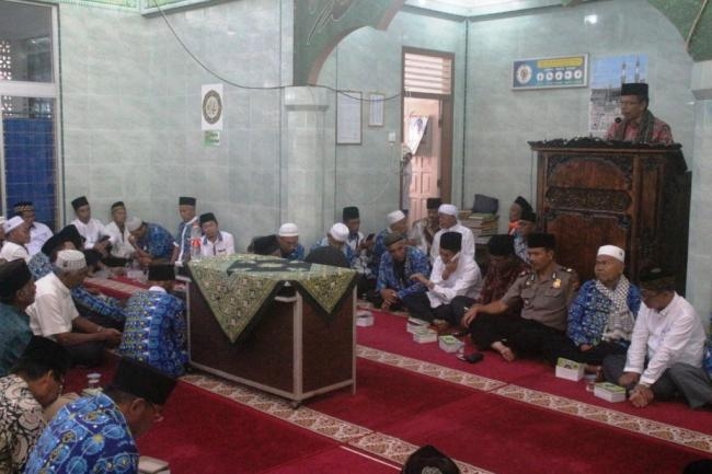 26Sekdakab Solok Aswirman berikan Sambutan di majelis  Taklim di nagari Panyakalan.JPG